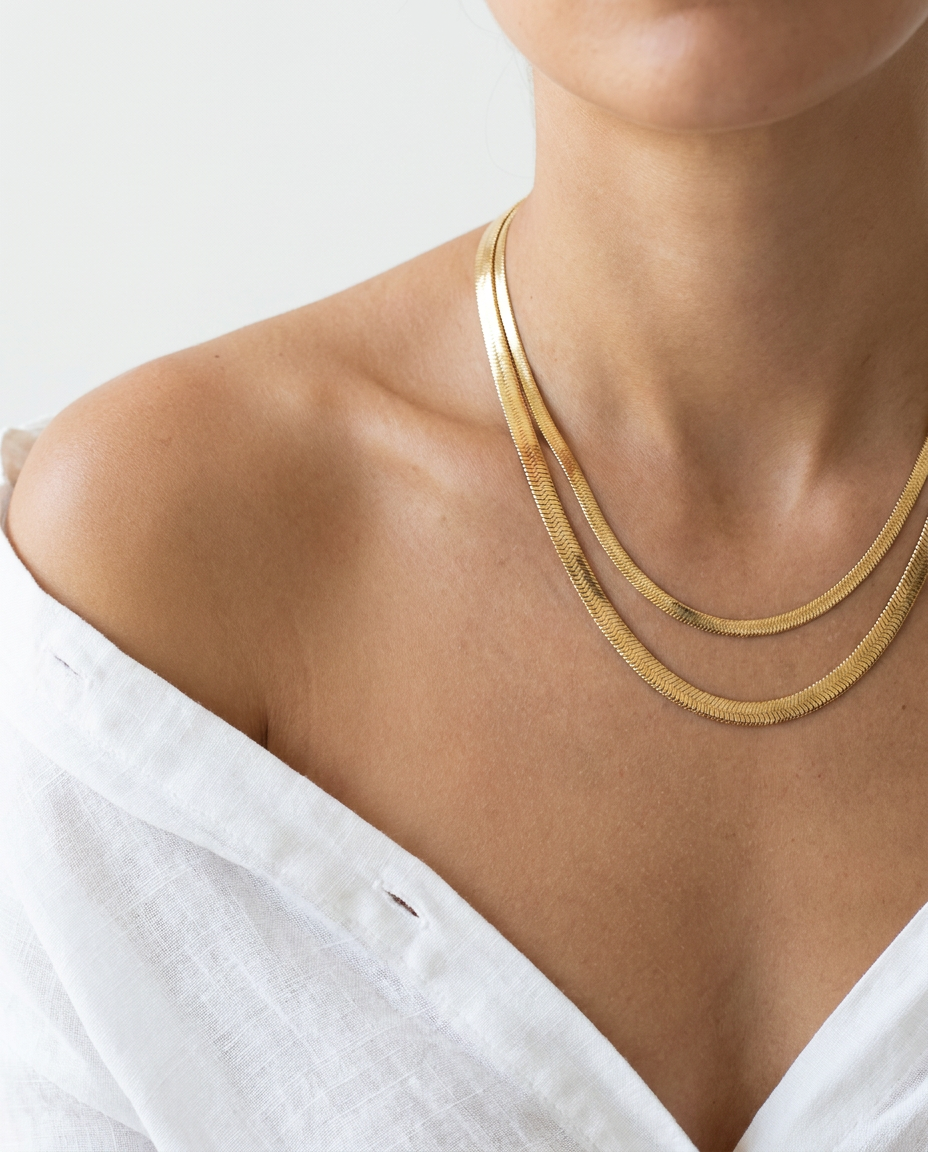 Collier Duo porté, deux chaînes superposées