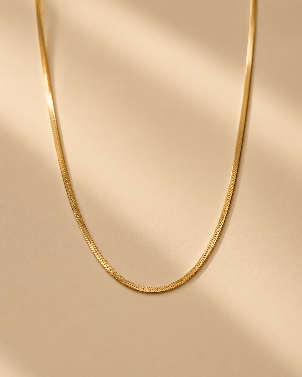 Collier Chaîne Fine Dorée - beige produit seul