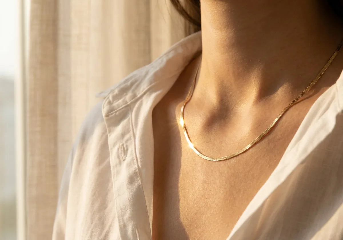 Collier Chaîne Fine Dorée - profil fenêtre