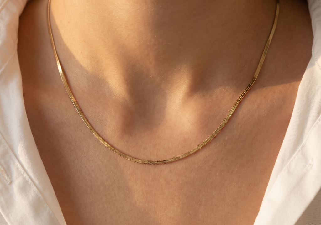 Collier Chaîne Fine Dorée - chemise blanche