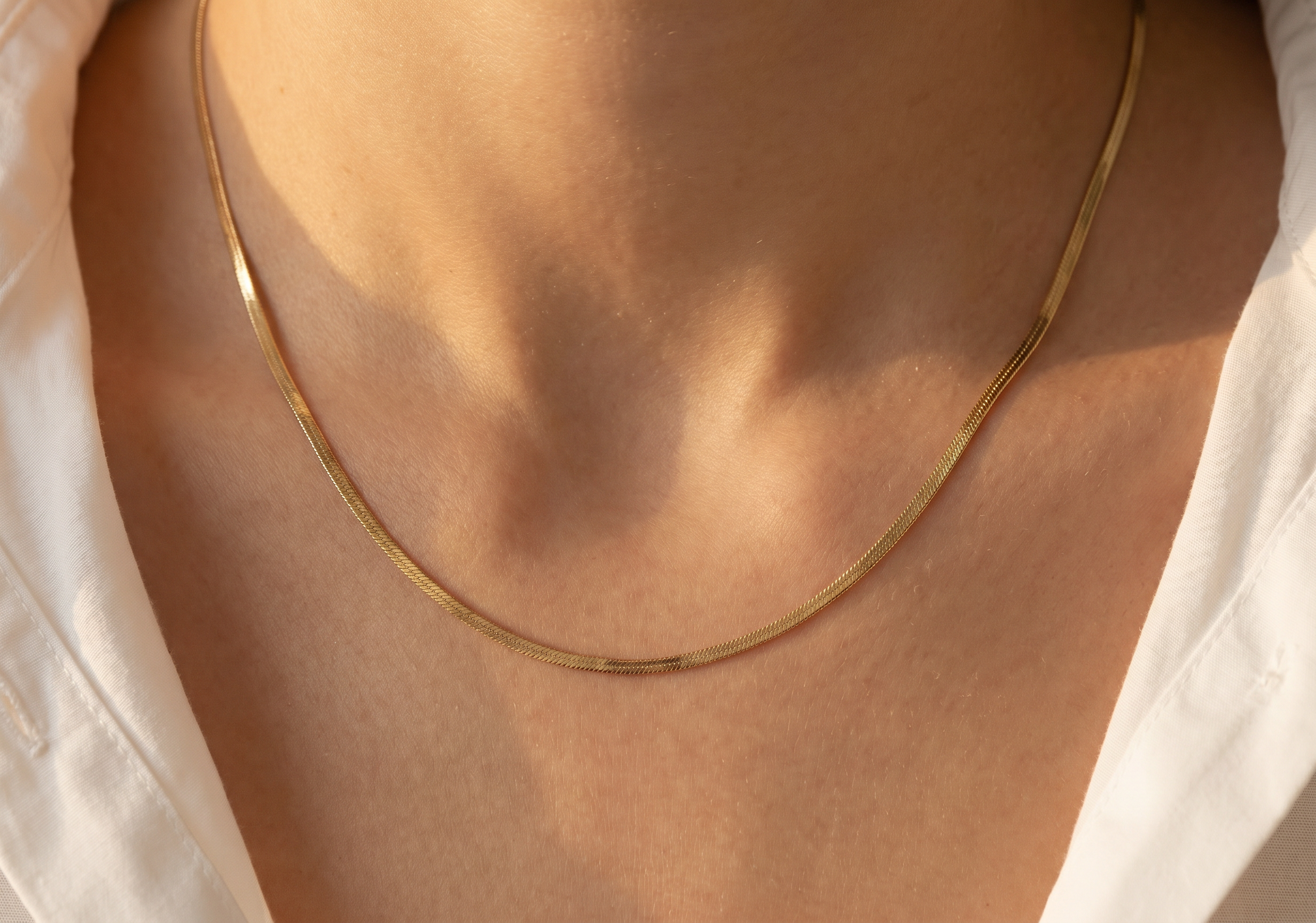 Collier Chaîne Fine Dorée - chemise blanche
