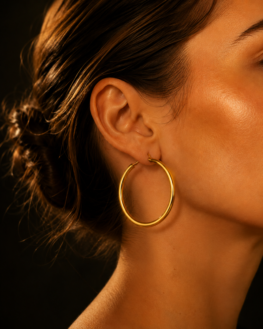 Grande créole dorée portée oreille femme waterproof Maréa