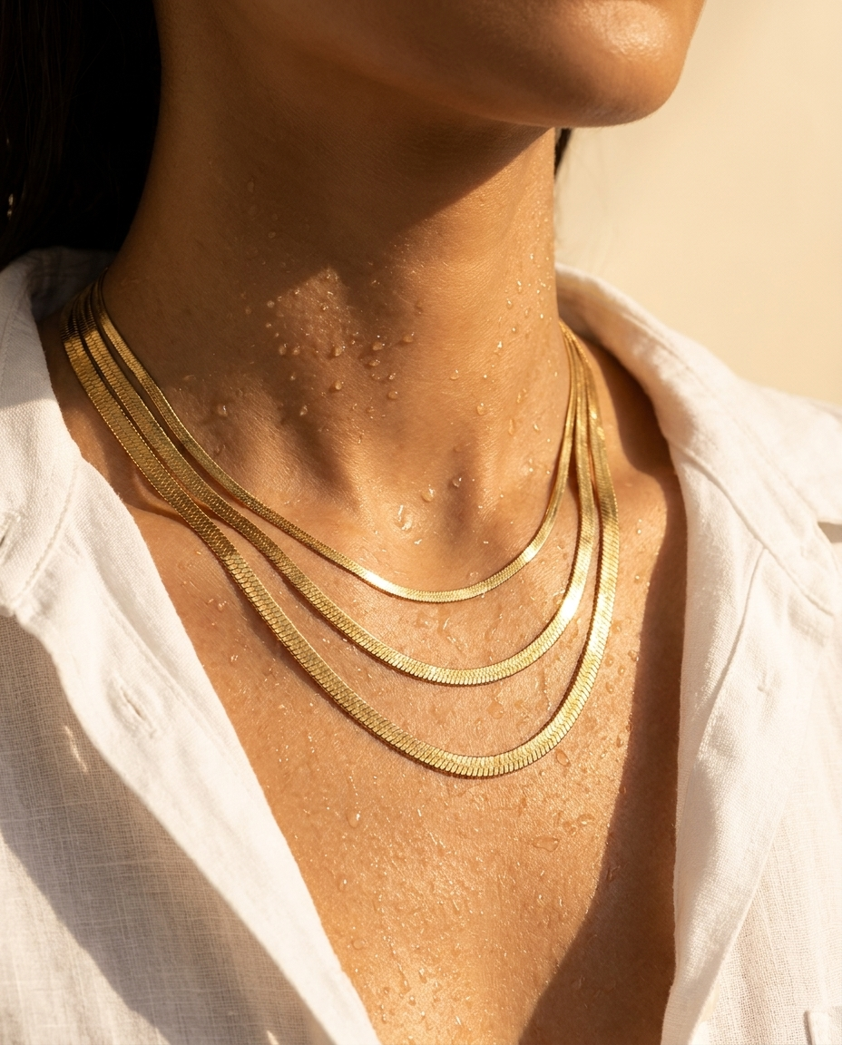 Collier Trio porté, effet layering waterproof en gros plan