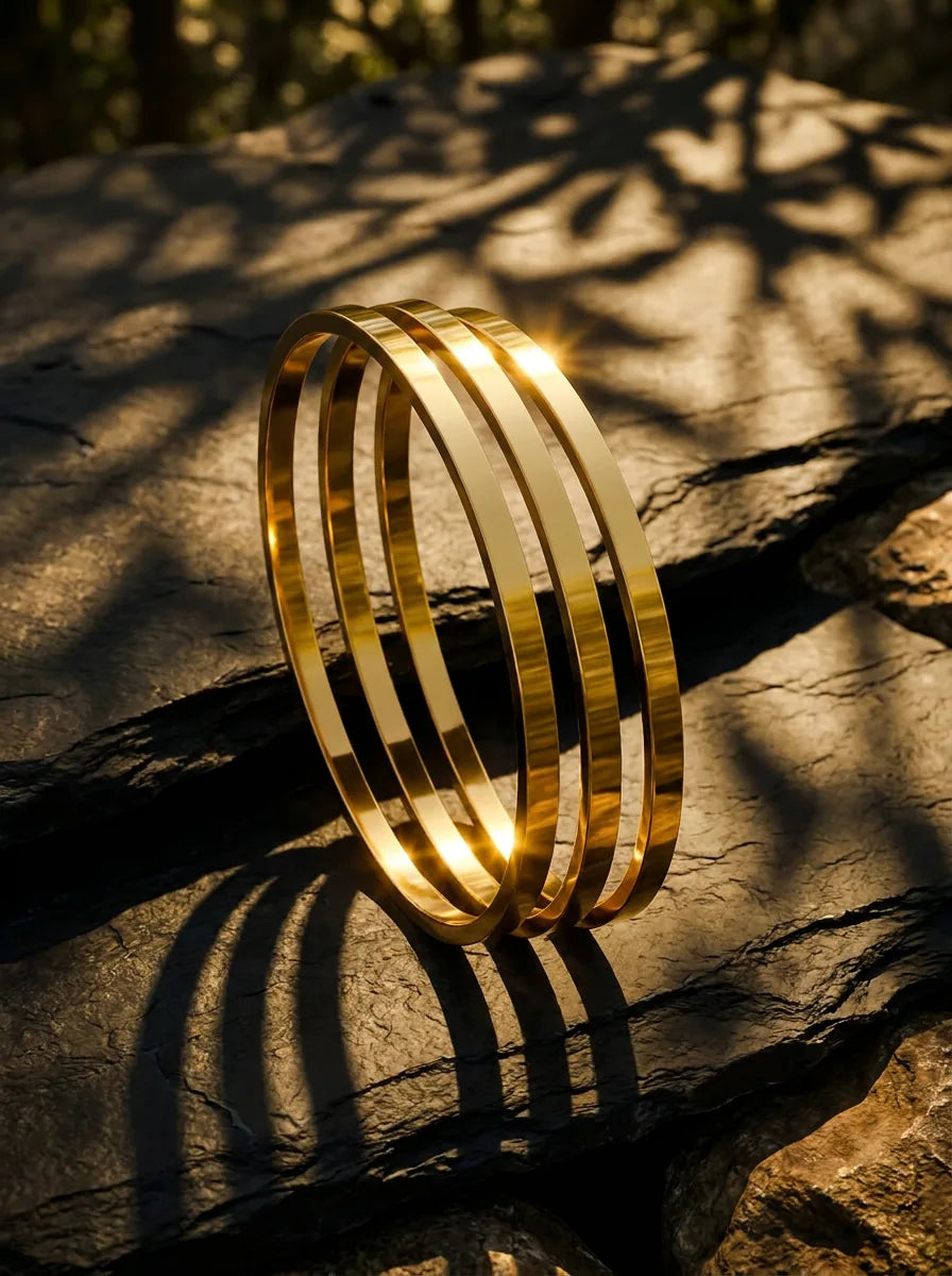 Trois joncs dorés empilés effet layering poignet Maréa