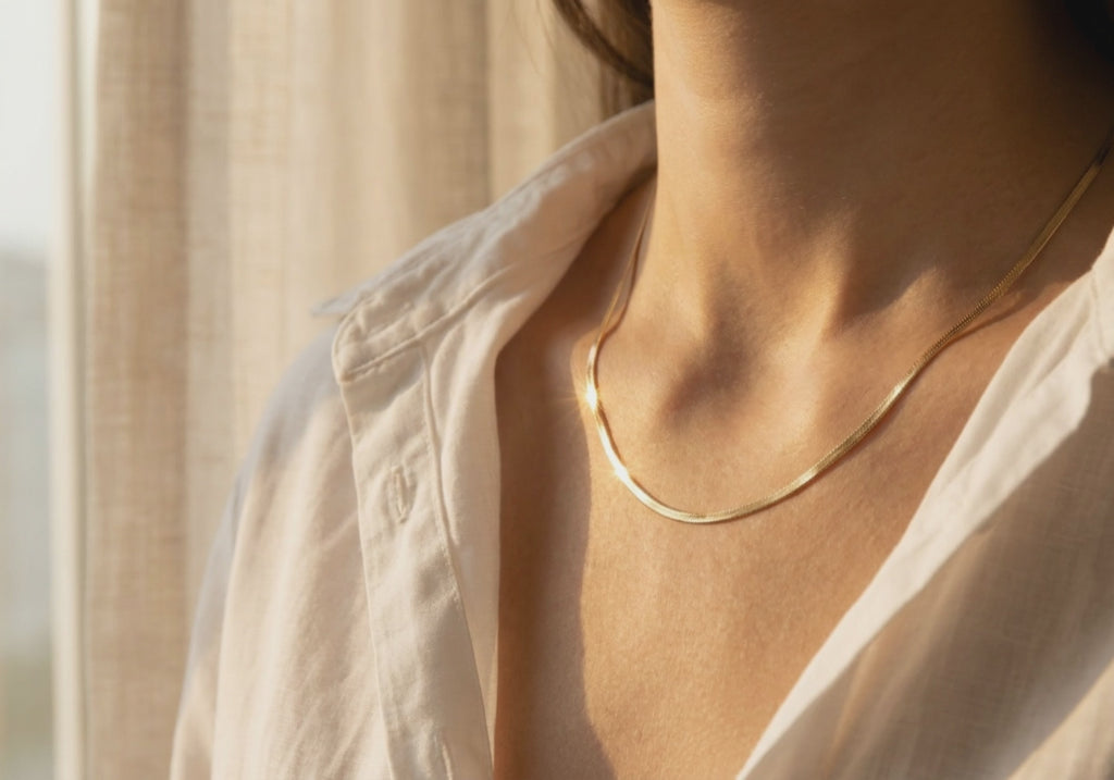 Collier Chaîne Fine Dorée - vidéo produit