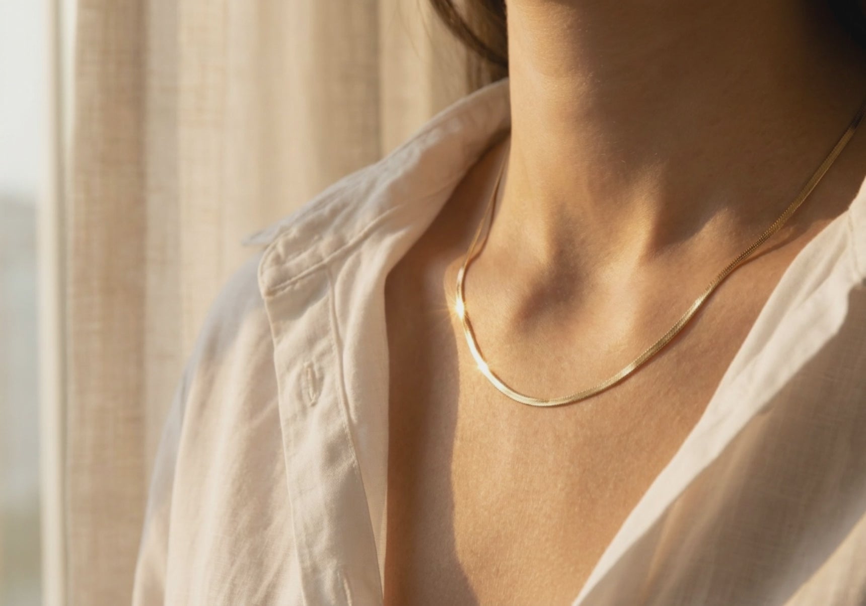 Collier Chaîne Fine Dorée - vidéo produit